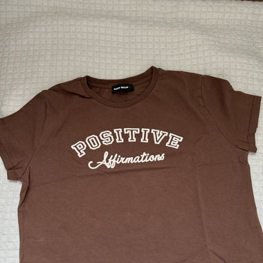 Bauchfreies T-Shirt
