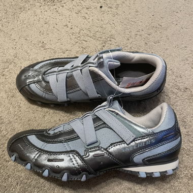 Graue Skechers-Schuhe