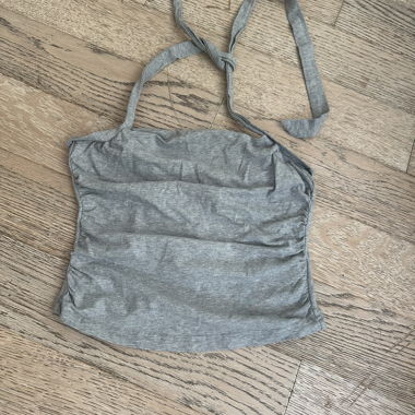 Top a tubo grigio con cordoncino