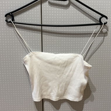 Top bianco con bretelle sottili