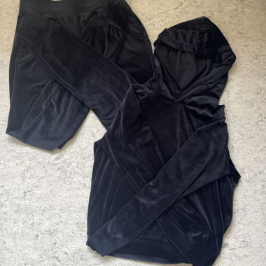 Completo felpa e pantaloni in velluto nero