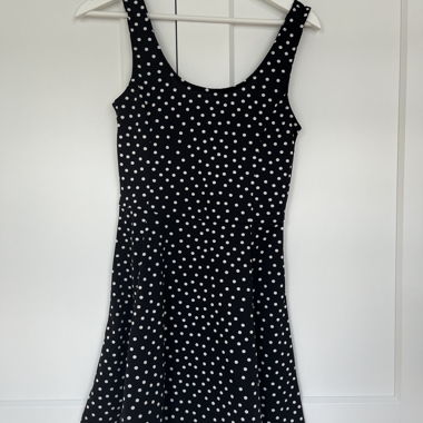 Schwarzes Kleid mit weissen Punkten, Grösse 36