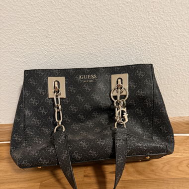 Schicke Guess Handtasche in Schwarz - Top Zustand!