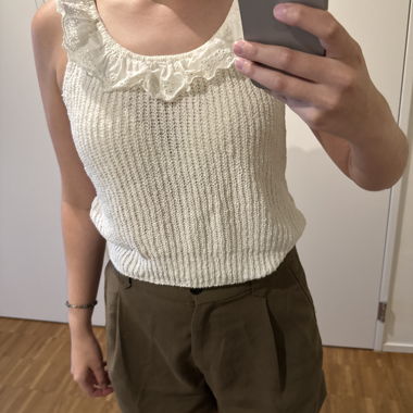 Weisses Strick-Top mit Spitze