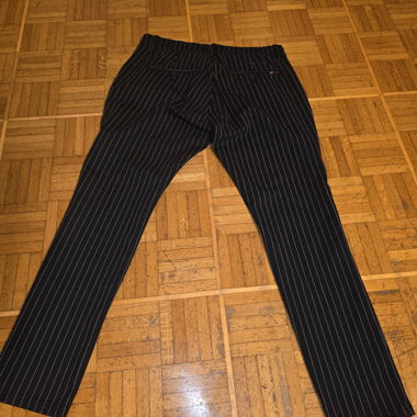 Hose mit feinen Streifen schwarz 32/30