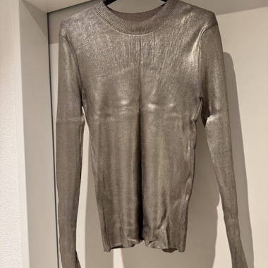 Metallic-silberner Langarm-Pullover