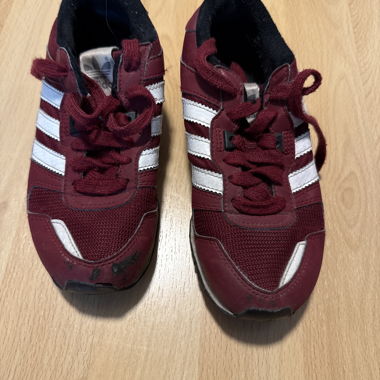 Baskets Adidas rouges
