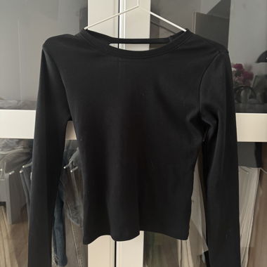 Top nero maniche lunghe ZARA con dettaglio twist sul retro