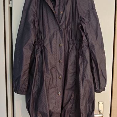 Dunkelblaue Regenjacke