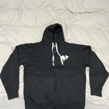 Sweat zippé gris foncé L avec imprimé
