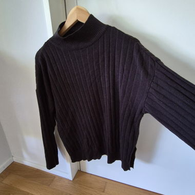 Schwarzer Rollkragenpullover