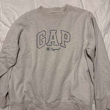 GAP beige crewneck sweatshirt