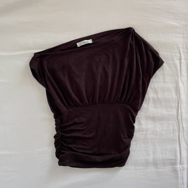 Dunkelbraunes One-Shoulder-Top Design by Si