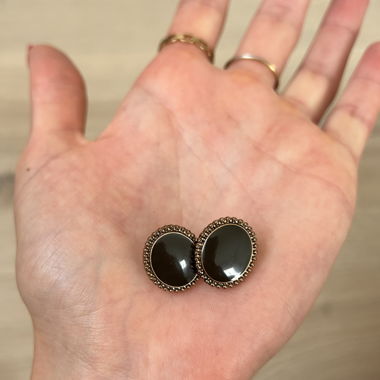 Ohrringe mit grau/braunem Kern