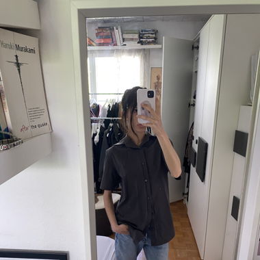 grey short-sleeve button up shirt