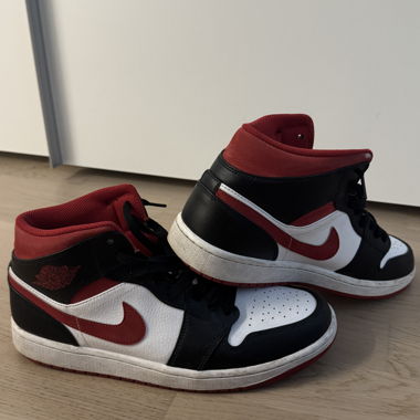 Air Jordan 1 Mid noir blanc rouge