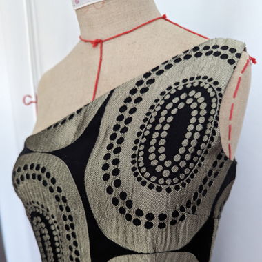 One Shoulder Kleid