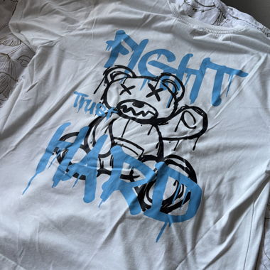 Weisses T-Shirt mit Bärmotiv hinten