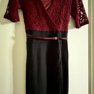 Robe midi en dentelle bordeaux et noire