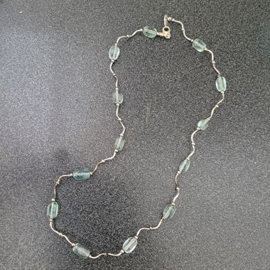 Halskette mit grünen Perlen und silberner Kette
