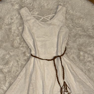 Robe blanche avec ceinture 