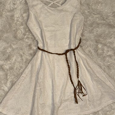 Weisses Kleid mit Gürtel
