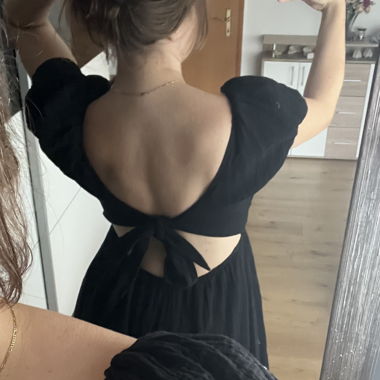 Schwarzes Sommerkleid mit Schleife open back