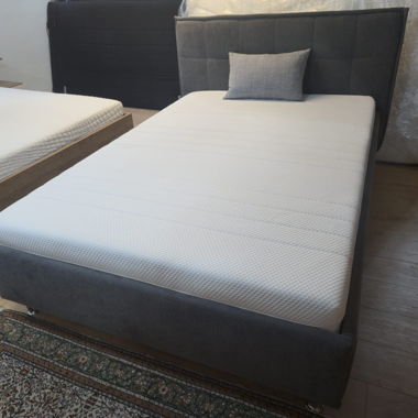 Gepflegtes neuwertiges Bett komplett 