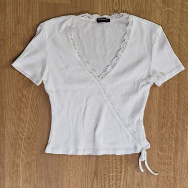 Top en dentelle blanc avec détail de nœud
