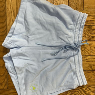 Hellblaue Sportshorts