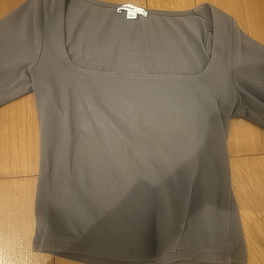 Top grigio a maniche lunghe