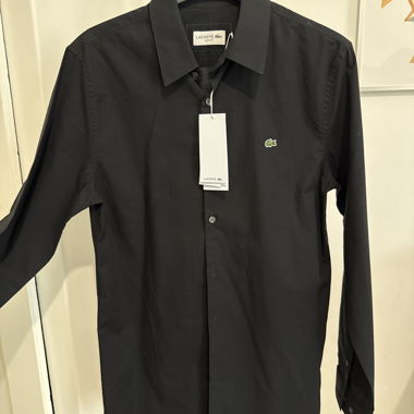 Schwarzes Lacoste-Hemd