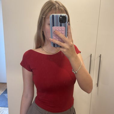 Rotes Cut-Out Top