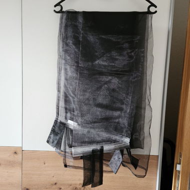 Schwarzer transparenter Vorhang für Fenster