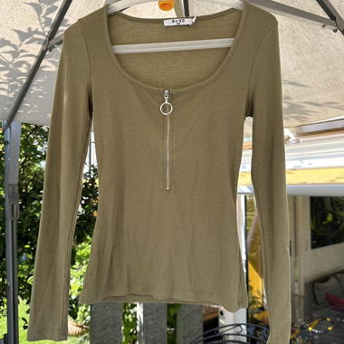 Top a maniche lunghe NA-KD con zip