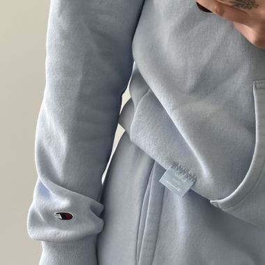 Babyblaue Jogginghose 
