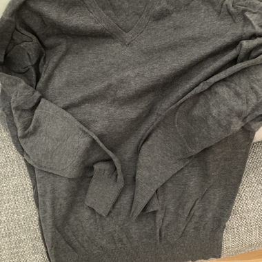 Maglione con scollo a V grigio scuro
