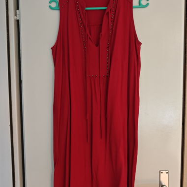 Rotes ärmelloses Kleid