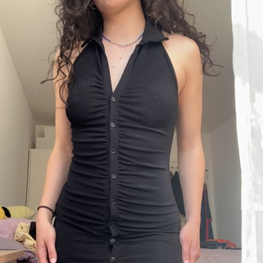 Robe courte noir style chemise moulante 