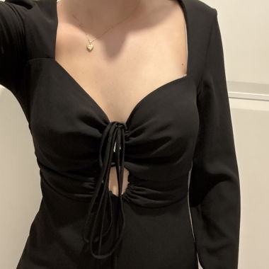 Schwarzes gerafftes Kleid mit langen Ärmeln