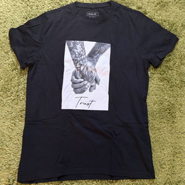 T-shirt noir avec imprimé