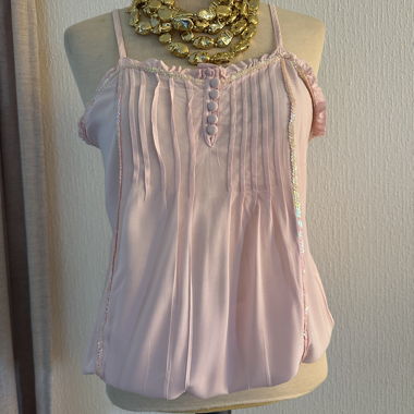 Top rosa con paillettes iridescenti