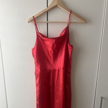 Robe rouge satin