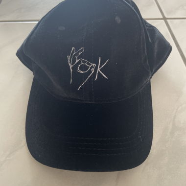 Schwarze Kappe mit Stickerei