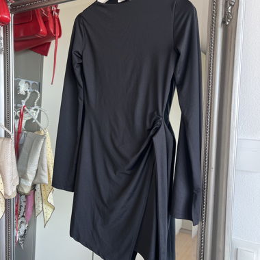 Robe noire à manches longues