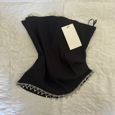 Haut de soirée noir avec bordure de bijoux