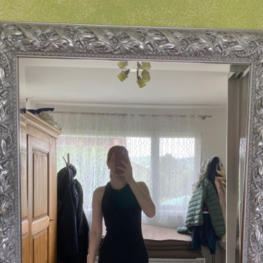 schwarzes Kleid