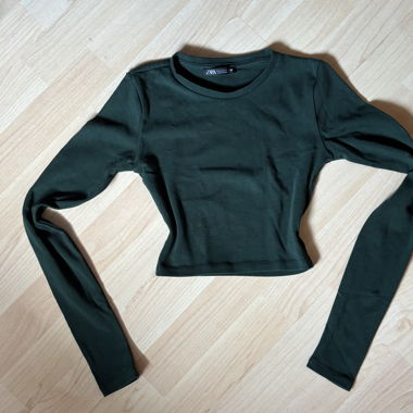 Dunkelgrünes Croptop mit langen Ärmeln 