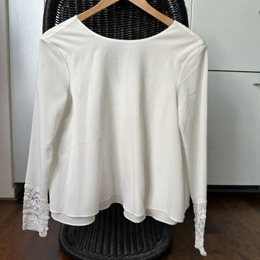 Zara-Bluse mit weissen Spitzärmeln