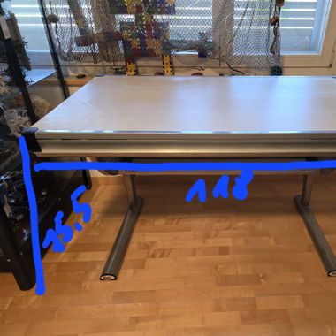 Höhenverstellbarer und neigbarer Schreibtisch